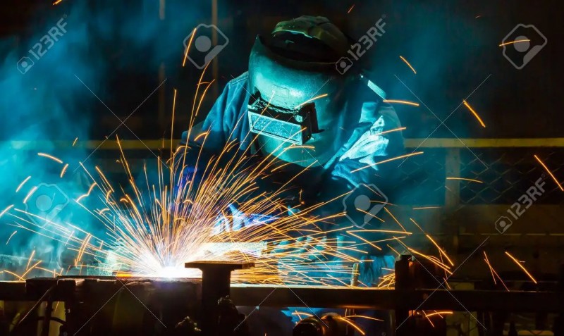 media/image/52781604-schweisser-industrieautomobilteil-in-der-fabrik.webp